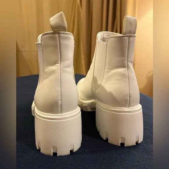 Steve Madden white Chelsea boots. Ankle-high. Chunky heel. Elastic side panel. 8 - Picture 7 of 12